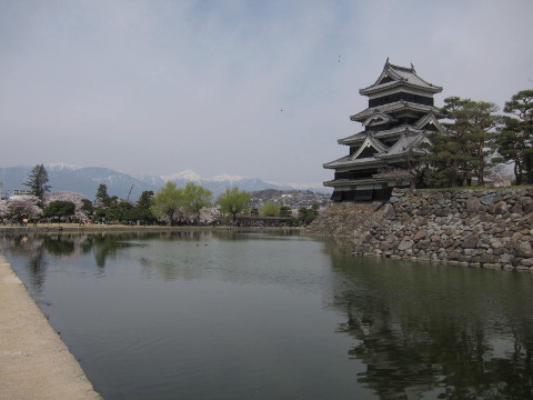 松本城と日本アルプス